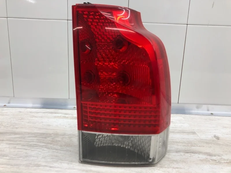 Фонарь Volvo V70 2005 30655377 УНИВЕРСАЛ D5244T, правый