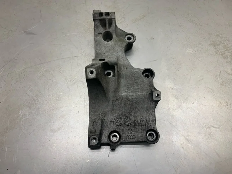 Кронштейн генератора Volkswagen Touran 2006 038903143AF МИНИВЭН BKC