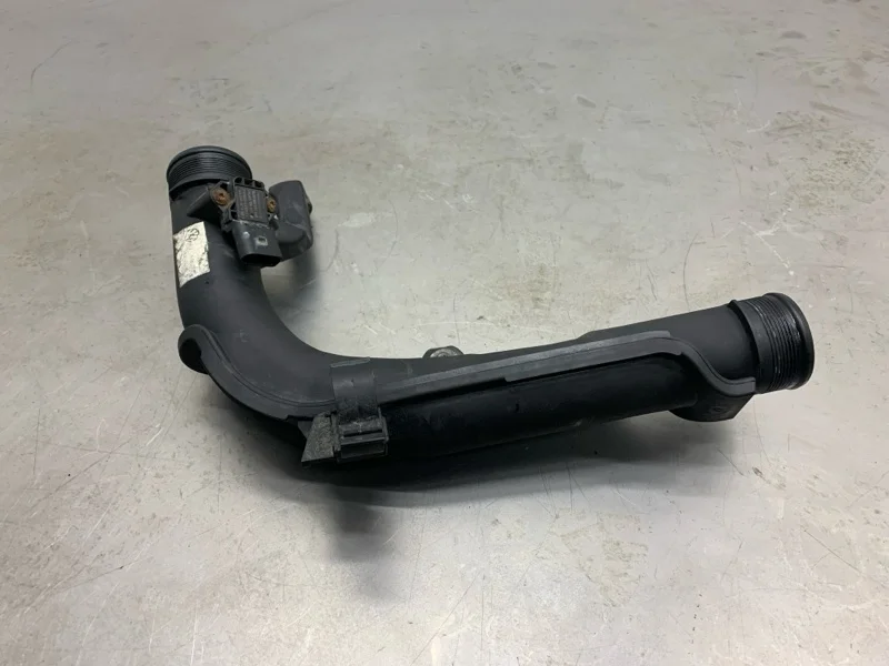 Патрубок интеркулера VOLKSWAGEN PASSAT B7 2011 1K0145770AE УНИВЕРСАЛ CAYC