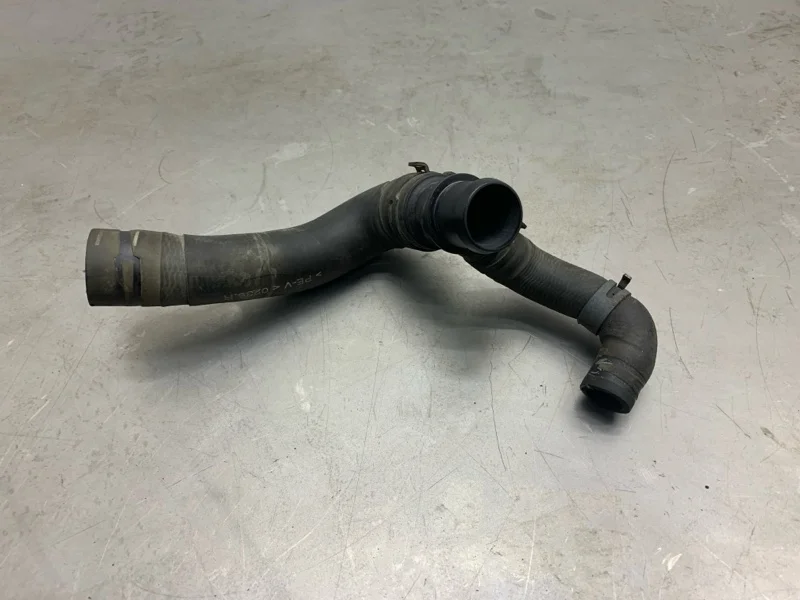 Патрубок системы охлаждения VOLKSWAGEN PASSAT B7 2011 3AA122051A УНИВЕРСАЛ CAYC