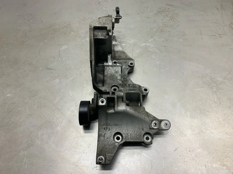 Кронштейн генератора VOLKSWAGEN PASSAT B7 2011 03L903143Q УНИВЕРСАЛ CAYC