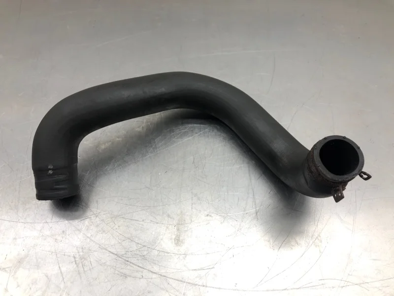 Патрубок системы охлаждения Toyota Avensis 2006 165720D110 УНИВЕРСАЛ 3ZZFE