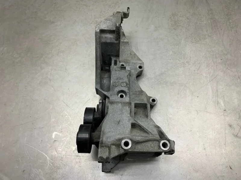 Кронштейн генератора AUDI A6 2011 03L903143R УНИВЕРСАЛ CGLD