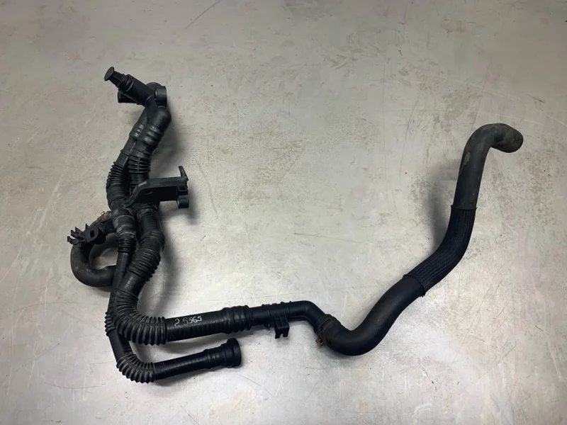 Патрубок системы охлаждения Peugeot 307 2007 1336X3 УНИВЕРСАЛ 9HX (DV6ATED4)