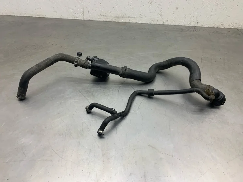 Патрубок системы охлаждения Skoda Octavia 2006 038121132 УНИВЕРСАЛ BKD