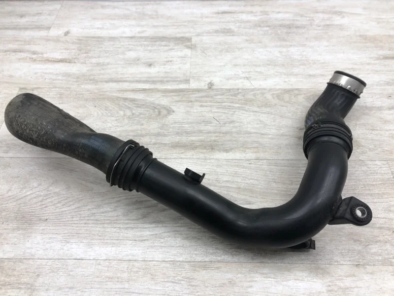 Патрубок интеркулера SKODA OCTAVIA 2006 1K0145770D УНИВЕРСАЛ BKD