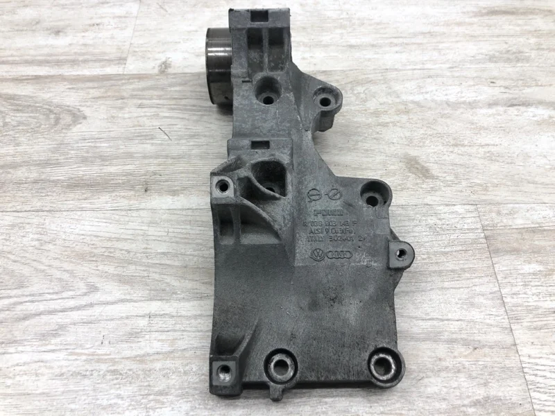 Кронштейн генератора SKODA OCTAVIA 2006 03G903143F УНИВЕРСАЛ BKD