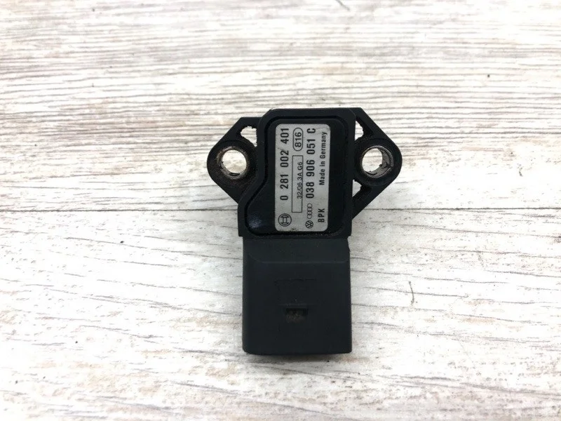 Датчик давления воздуха Skoda Octavia 2006 038906051 УНИВЕРСАЛ BKD