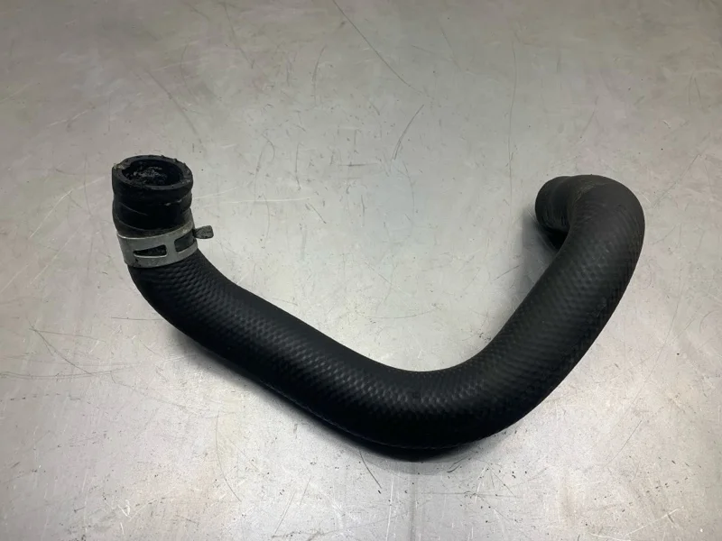 Патрубок системы охлаждения Toyota Corolla 2002 1657222070 ХЭТЧБЕК 3ZZFE