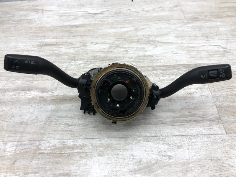 Подрулевой переключатель стрекоза AUDI A4 2001 8E0953549 УНИВЕРСАЛ AWX