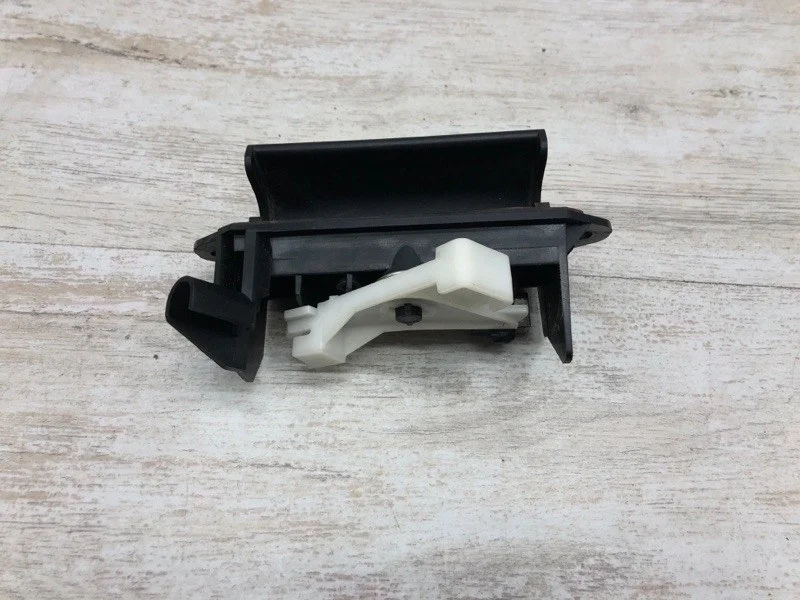 Ручка двери багажника Toyota Corolla 2002 6902302010 ХЭТЧБЕК 3ZZFE