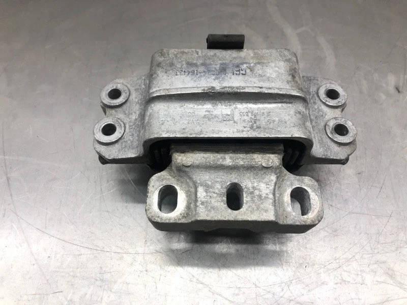 Подушка крепления двигателя VOLKSWAGEN PASSAT B7 2011 3C0199555 УНИВЕРСАЛ CAYC