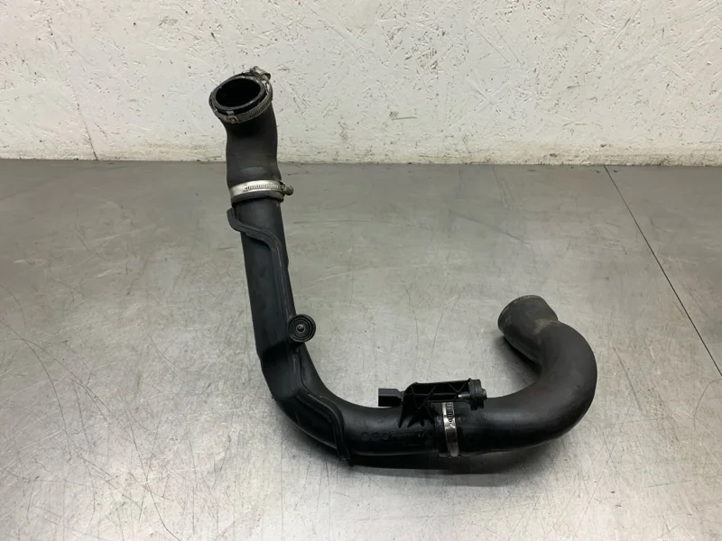 Патрубок интеркулера Skoda Octavia 2010 1K0145770AE УНИВЕРСАЛ CAYC