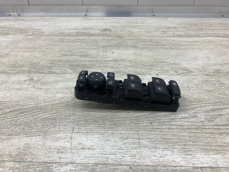 Блок управления стеклоподъемниками Renault Megane 2015 809610006R УНИВЕРСАЛ K9K 636, передний левый