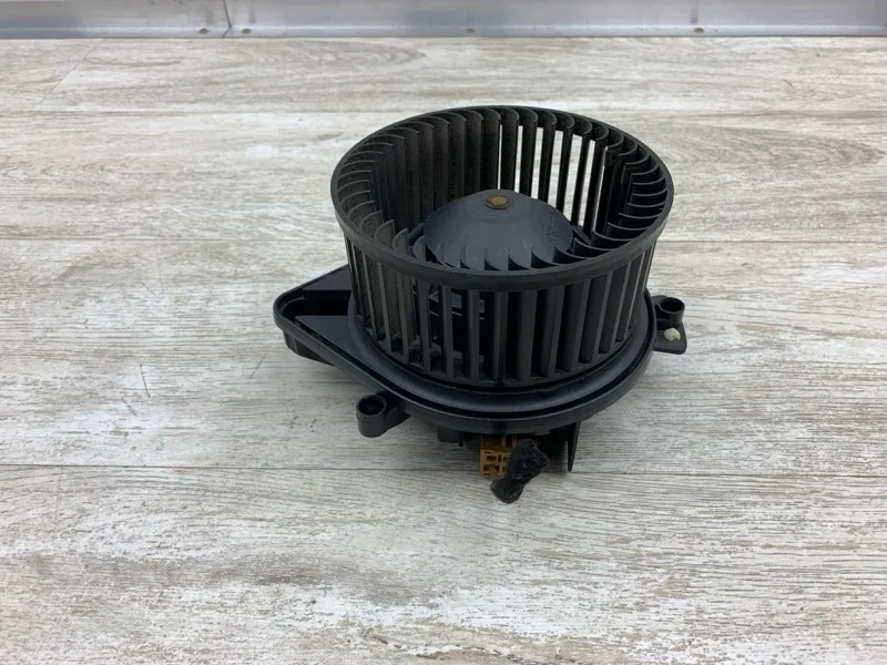 Моторчик печки AUDI A4 2006 8E1820021E УНИВЕРСАЛ ALT