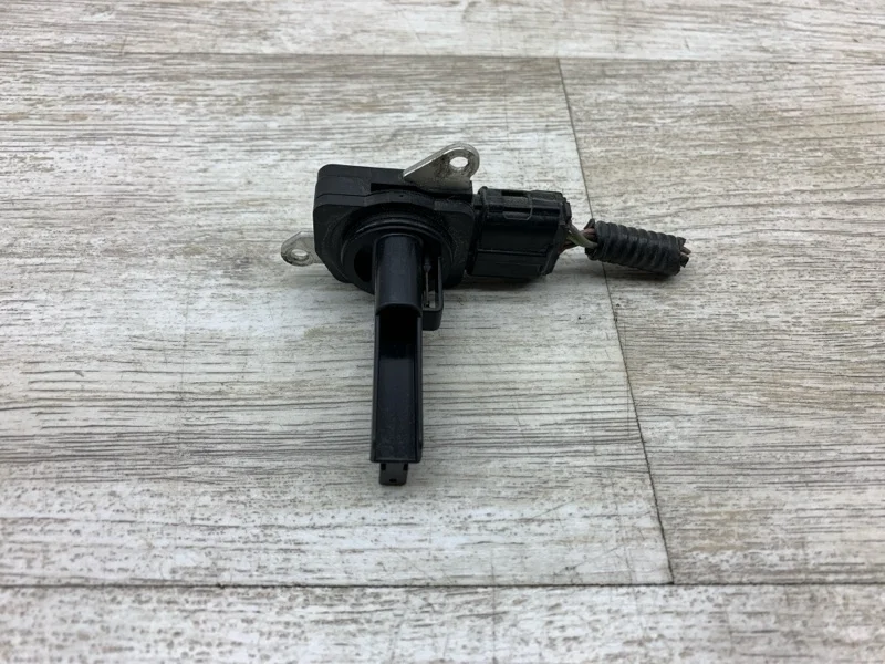 Расходомер Toyota Auris 2008 2220431020 ХЭТЧБЕК 1ZR-FE