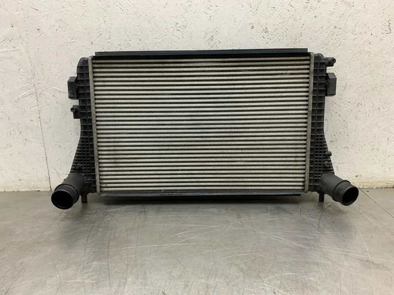 Радиатор интеркулера Skoda Octavia 2010 1K0145803AF УНИВЕРСАЛ CAYC