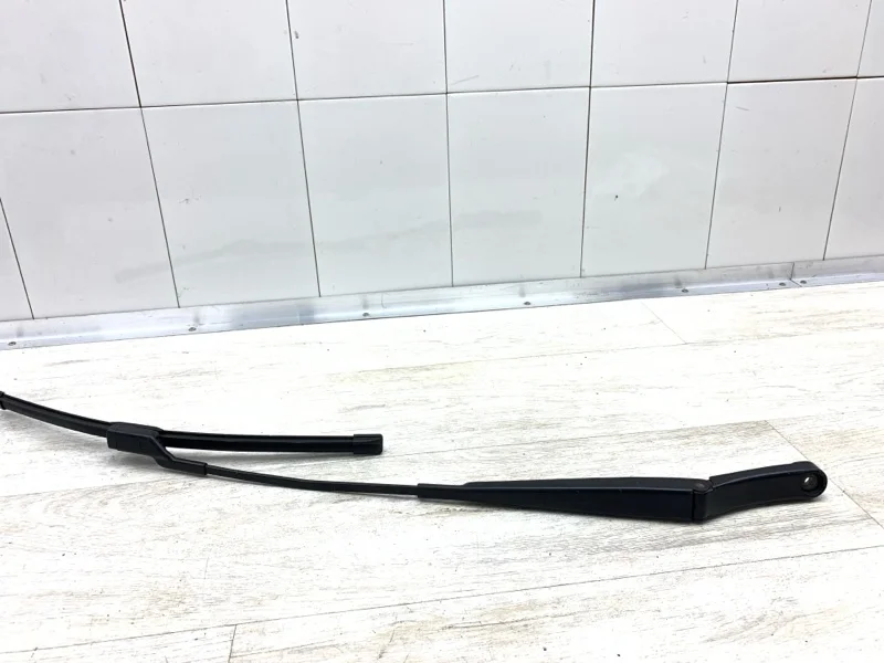 Щеткодержатель VOLKSWAGEN PASSAT B7 2011 3C1955410B УНИВЕРСАЛ CAYC, передний правый