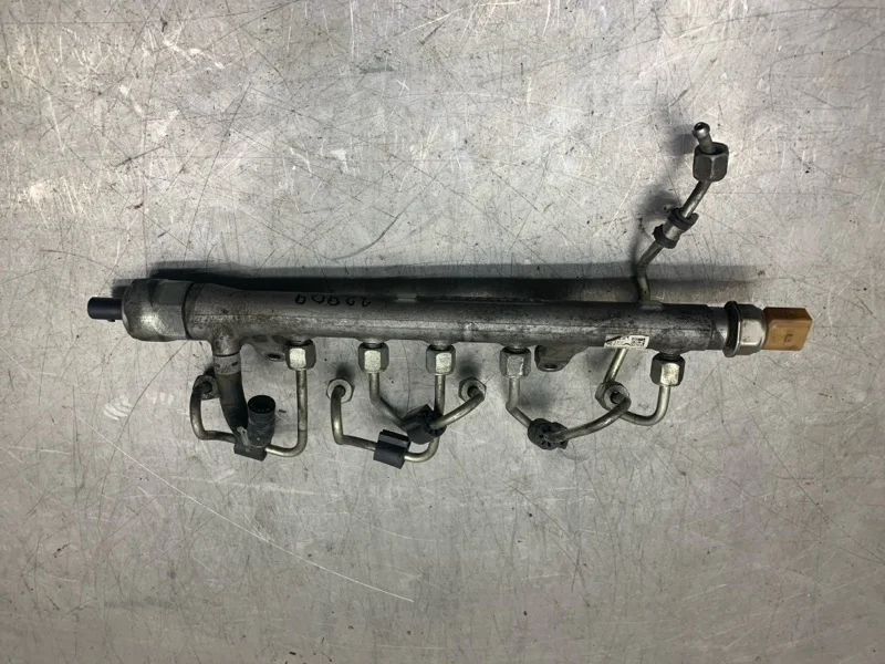 Рампа топливная Volkswagen Passat B7 2011 03L130089AA УНИВЕРСАЛ CAYC