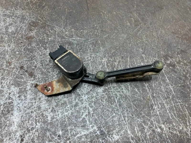 Датчик положения подвески дорожного просвета Volvo V60 2015 31288274 УНИВЕРСАЛ D4162T, задний правый