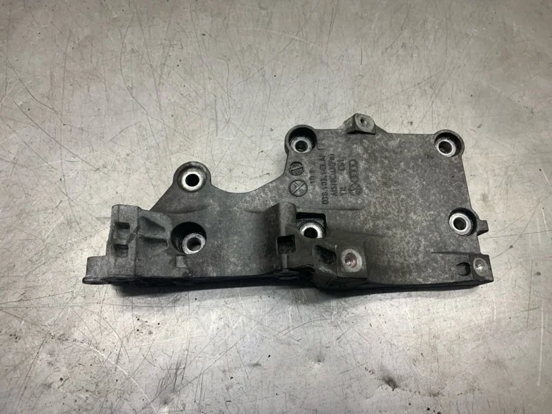 Кронштейн генератора Skoda Octavia 2009 038903143AF УНИВЕРСАЛ BLS