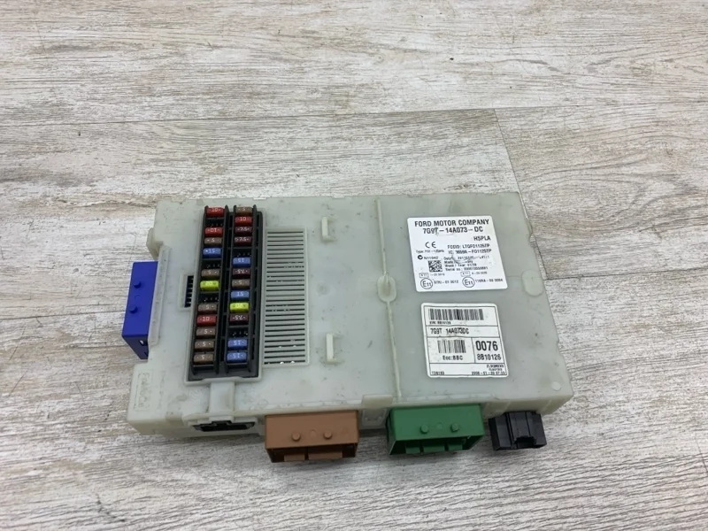 Блок предохранителей Ford Mondeo 4 2008 1681101 УНИВЕРСАЛ AZBA