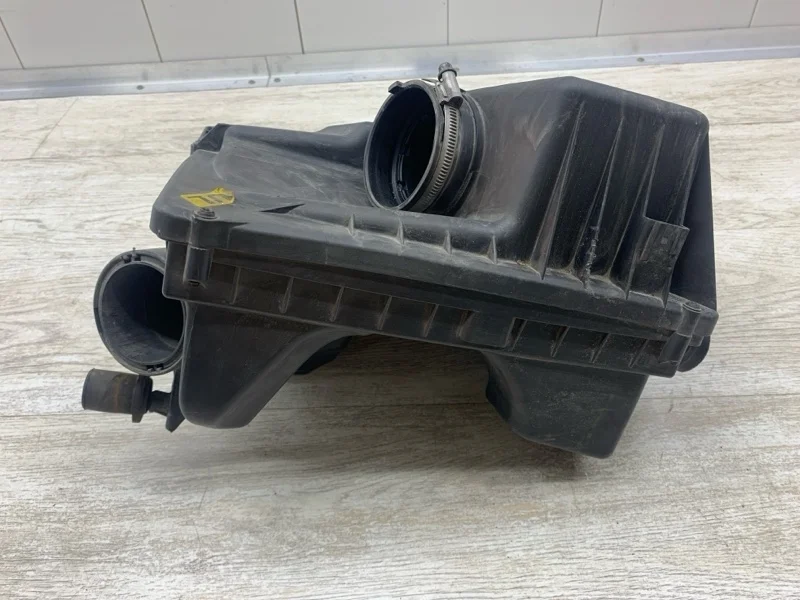 Корпус воздушного фильтра Opel Astra 2007 55557126 УНИВЕРСАЛ Z17DTJ