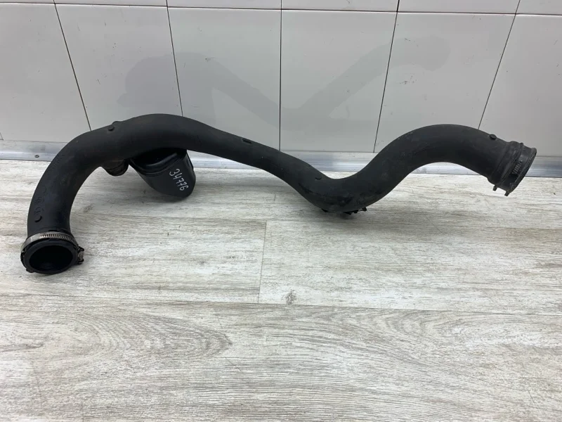 Патрубок интеркулера AUDI A4 2014 8K0145673AC УНИВЕРСАЛ CGLC