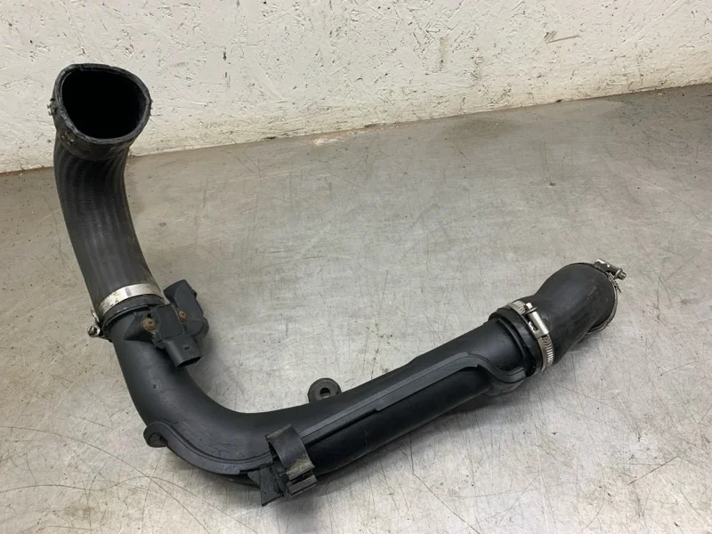 Патрубок интеркулера VOLKSWAGEN CADDY 2011 1K0145770AE ФУРГОН CAYE