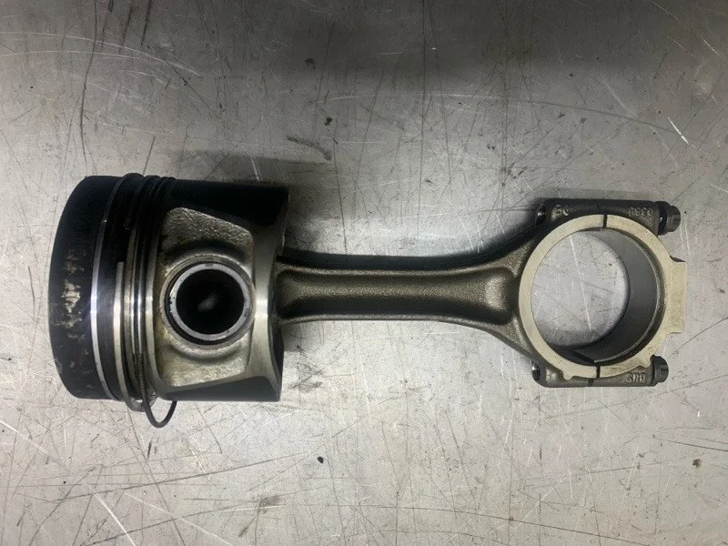 Шатун AUDI A4 2009 038198401F УНИВЕРСАЛ CAGA