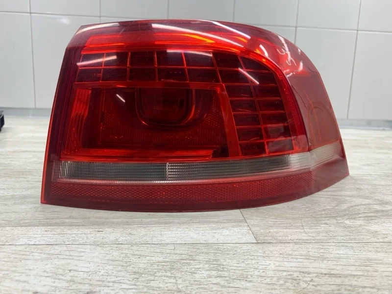 Фонарь VOLKSWAGEN PASSAT B7 2012 3AF945208B УНИВЕРСАЛ CFGB, задний правый