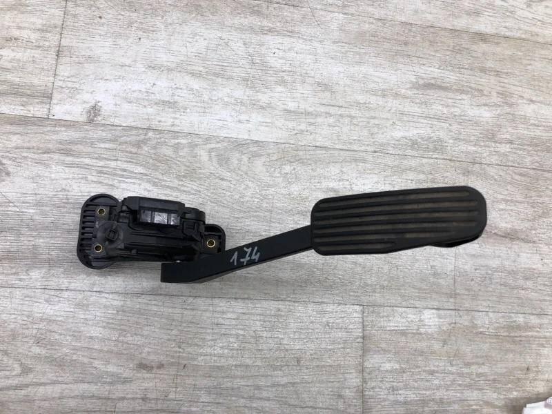 Педаль газа Volvo V70 2005 30683514 УНИВЕРСАЛ D5244T