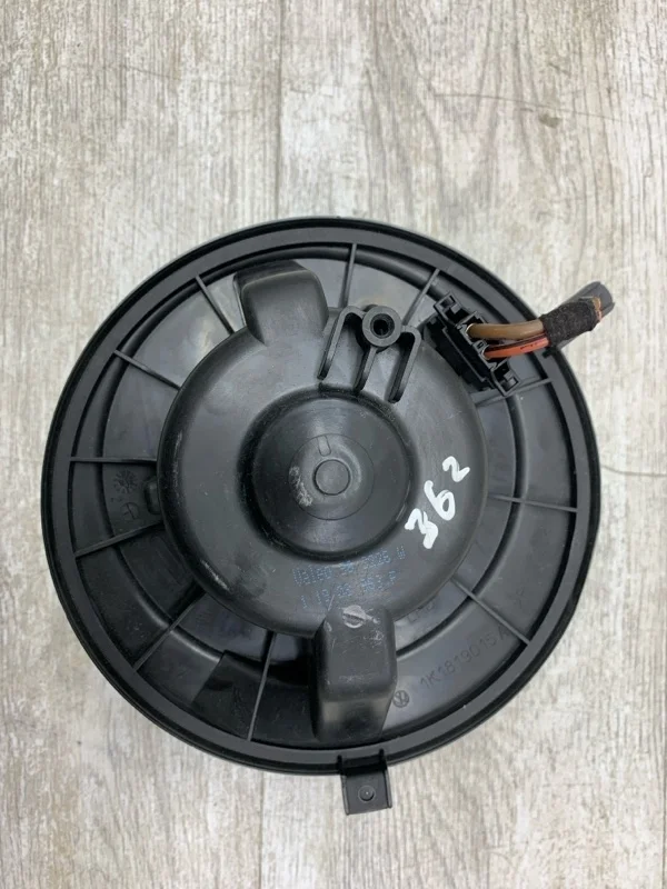 Моторчик печки Skoda Octavia 2008 1K1819015C СЕДАН BLS