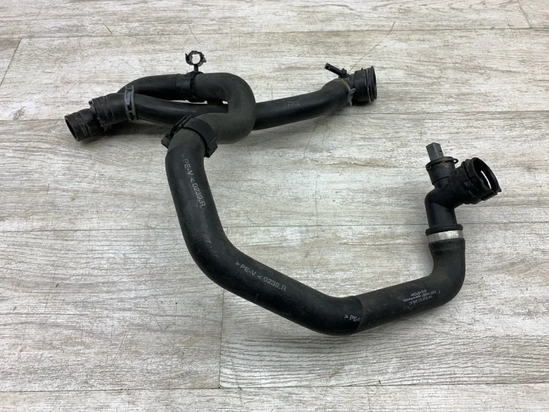 Патрубок системы охлаждения Skoda Octavia 2013 5Q0121049AC УНИВЕРСАЛ CJZA