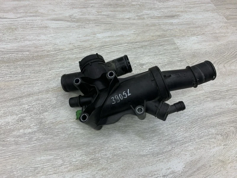 Корпус термостата FORD MONDEO 2010 1373385 УНИВЕРСАЛ KLBA