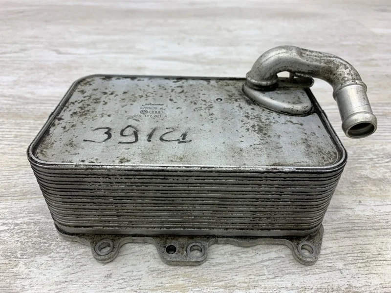 Радиатор масляный Audi A6 2012 059117021R УНИВЕРСАЛ CLAA