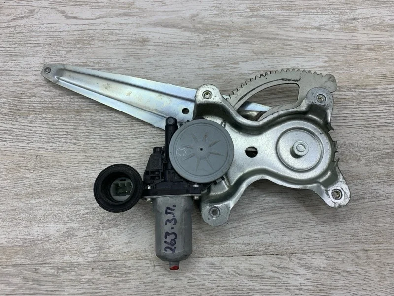 Моторчик стеклоподъемника Toyota Urban Cruiser 2011 8572035180 ХЭТЧБЕК 1ND-TV, задний правый