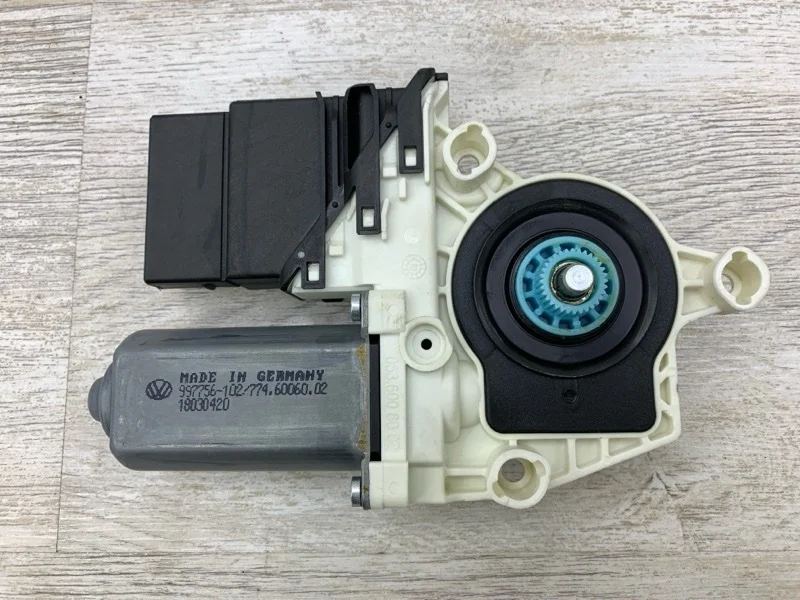 Моторчик стеклоподъемника VOLKSWAGEN GOLF 2010 5K0959704C ХЭТЧБЕК CBZB, задний правый
