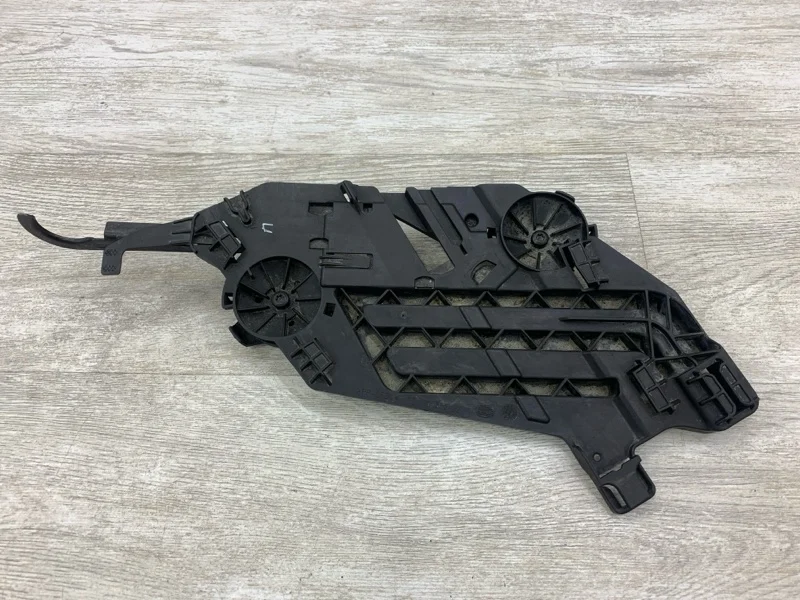 Крепление фары Skoda Octavia 2010 1Z0941614 УНИВЕРСАЛ BMM, правое