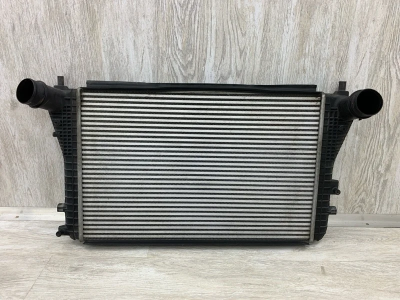 Радиатор интеркулера VOLKSWAGEN GOLF 2010 1K0145803CC ХЭТЧБЕК CAYB