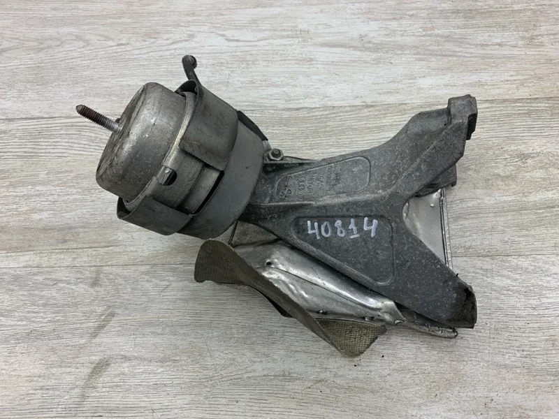 Кронштейн опоры двигателя AUDI A4 2001 8E0199308A СЕДАН ALT, правый