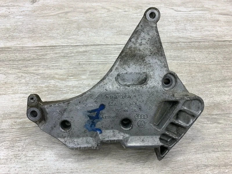 Кронштейн двигателя VOLKSWAGEN SCIROCCO 2009 03L199207 ХЭТЧБЕК CBDB, правый