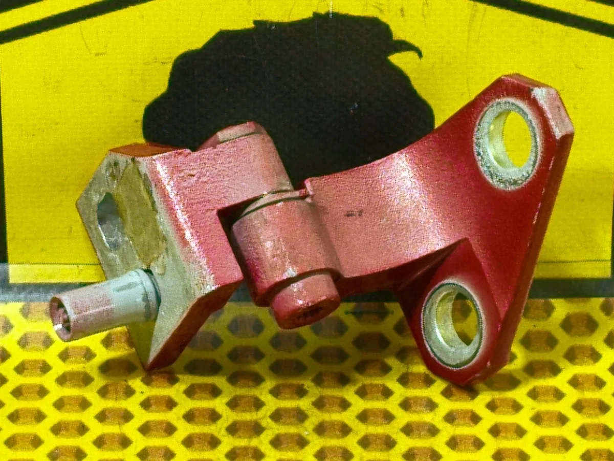 Петля двери передняя верхняя Volkswagen Golf 2011 1K0831402N MK6 BSE, передняя правая