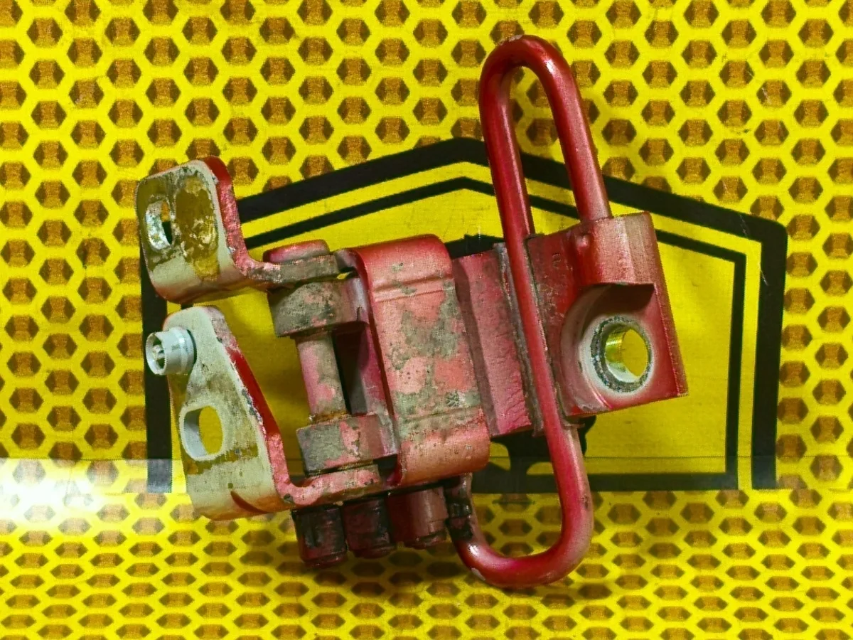 Петля двери передняя нижняя Volkswagen Golf 2011 1K0831412Q MK6 BSE, передняя правая