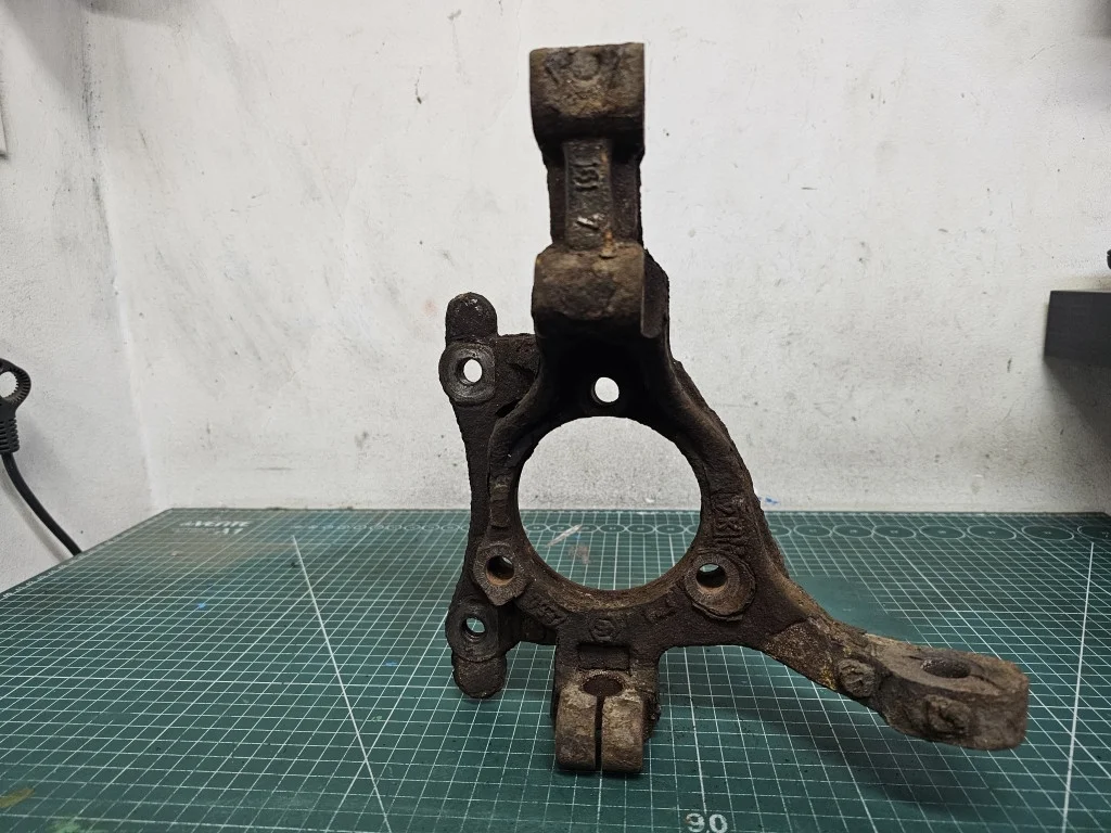 Кулак передний правый Opel Zafira B