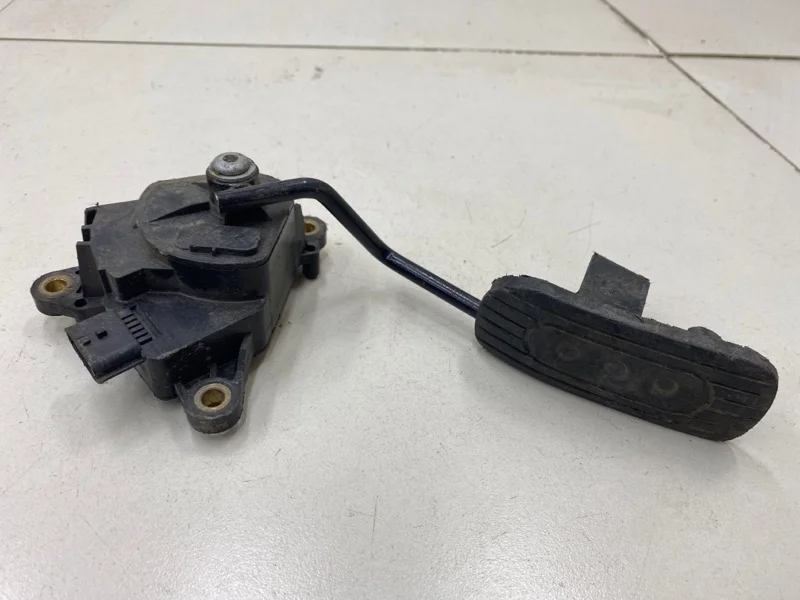 Педаль газа Nissan Note E11 HR16DE 2008