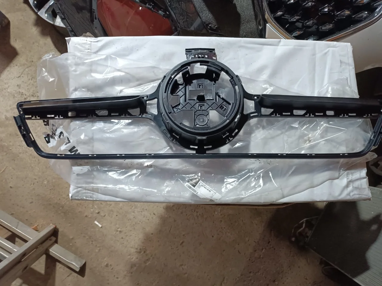 Кронштейн решетки радиатора Mercedes GLE 2023 A1678886000, передний