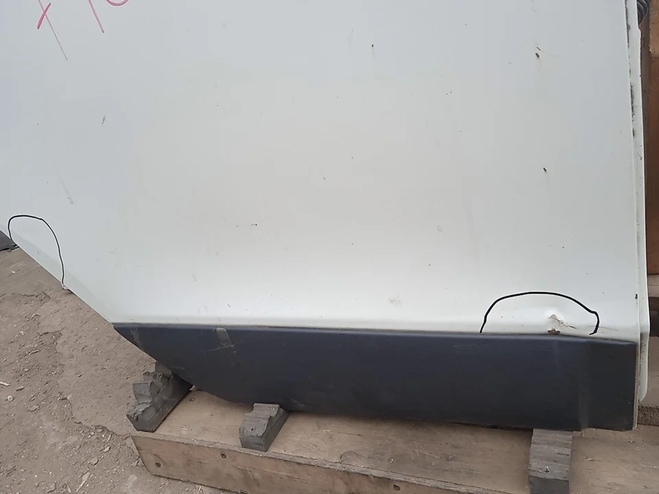 Дверь задняя правая (под расширитель) 770042Y010 Б/У потертости, замятина на ребре жескости