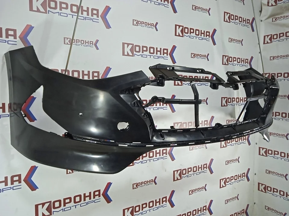 Бампер передний Б/У маленькая зазубринка