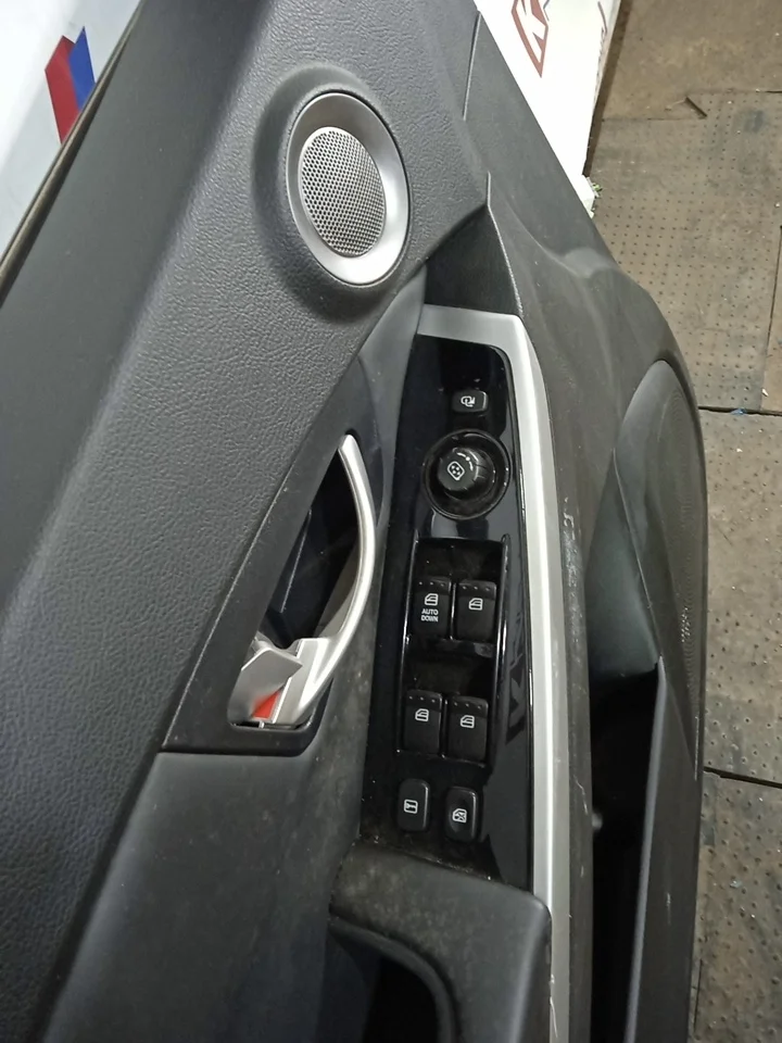 Дверь передняя правая Б/У царапинки, вмятинки